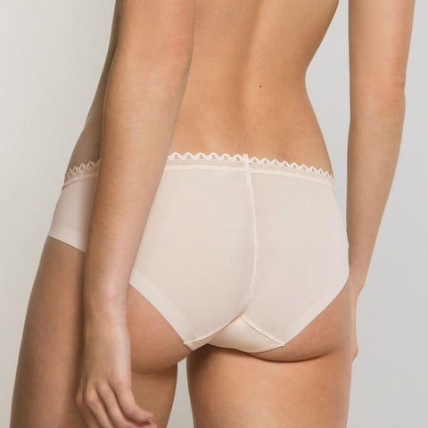 culotte uni rose poudre de la ligne oxygène de la marque lou paris. Finition découpe Laser pour une invisibilité sous les vêtements. 